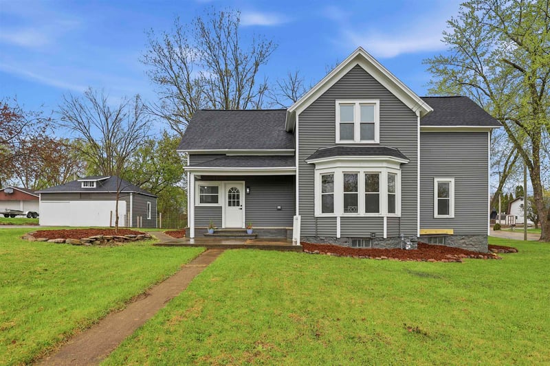 1602 Division St, New London, WI 54961