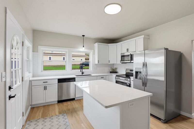 1602 Division St, New London, WI 54961