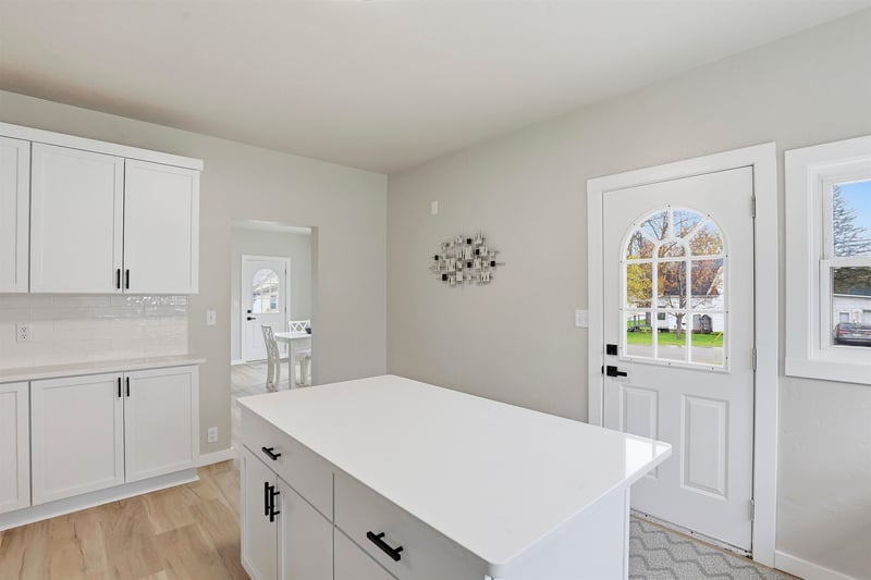 1602 Division St, New London, WI 54961