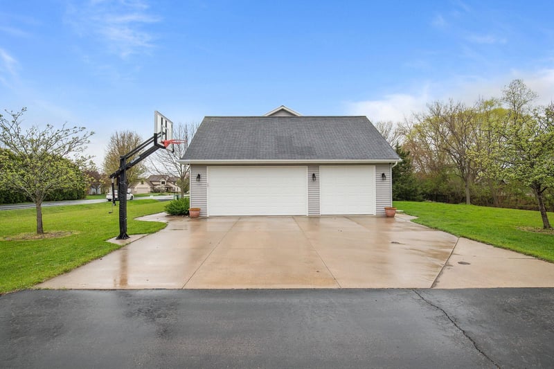 3663 Hickory Ridge Rd, Oshkosh, WI 54904
