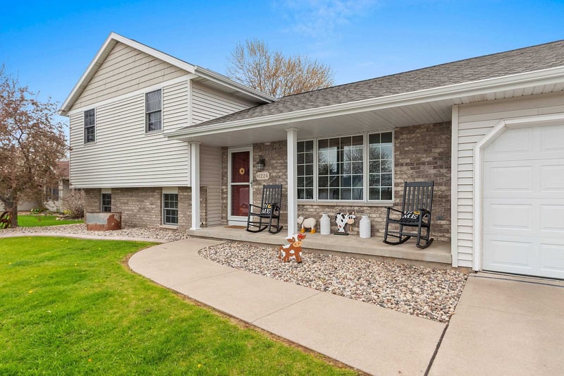N1224 Bobwhite Dr, Greenville, WI 54942