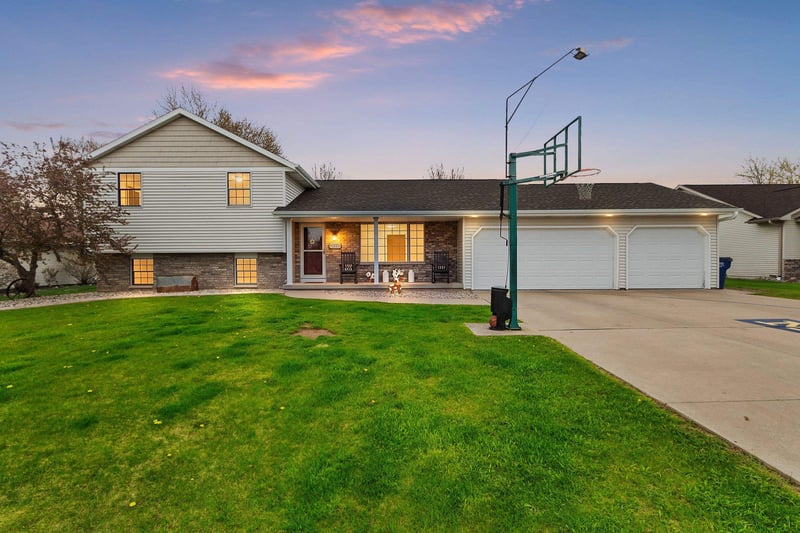 N1224 Bobwhite Dr, Greenville, WI 54942