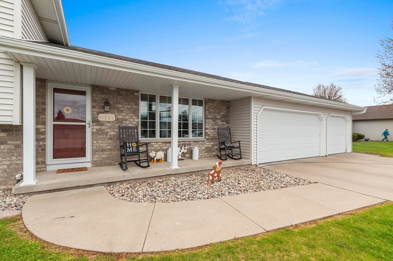 N1224 Bobwhite Dr, Greenville, WI 54942
