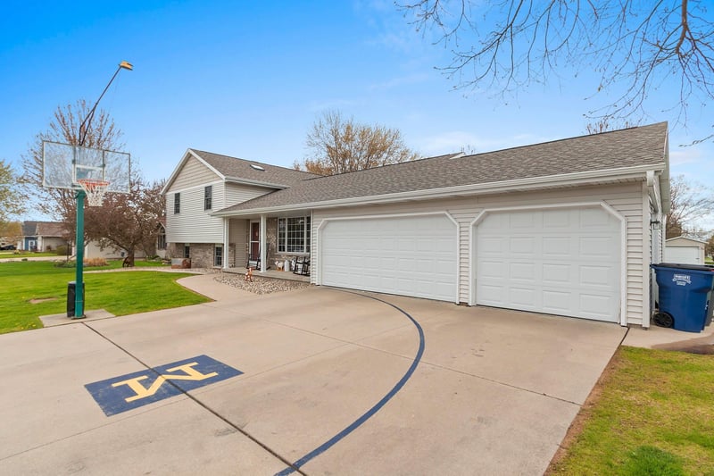N1224 Bobwhite Dr, Greenville, WI 54942