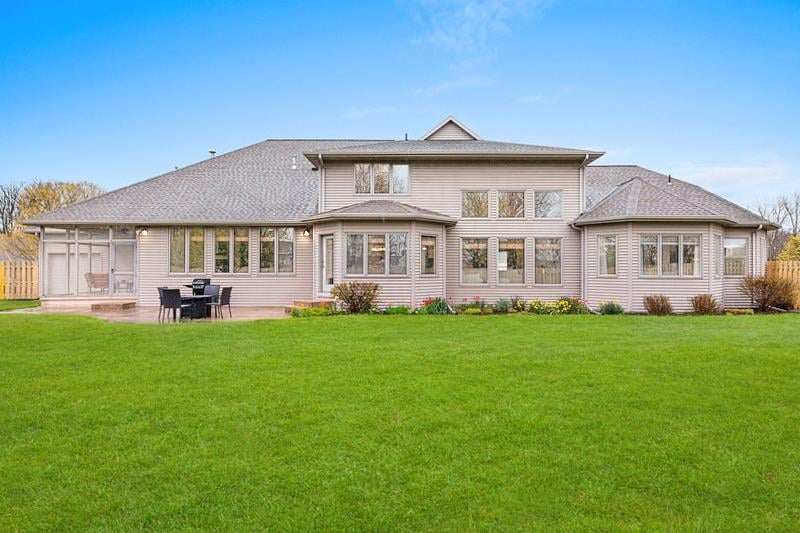 230 Oak Brook Dr, Pulaski, WI 54162