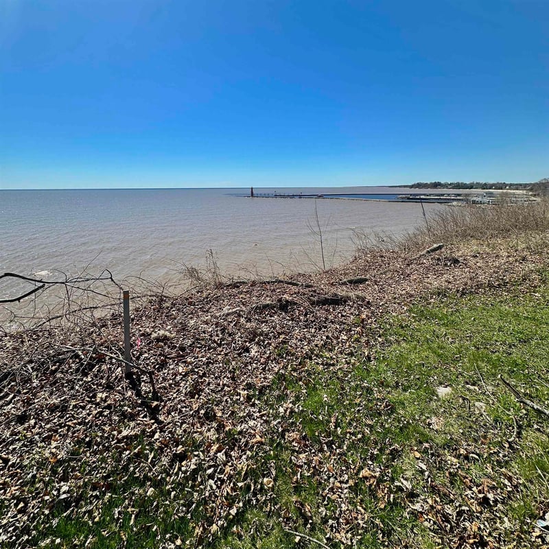 216 Lakeview Dr, Algoma, WI 54201