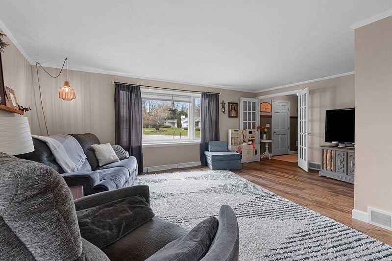 525 Briar Ln, Green Bay, WI 54301