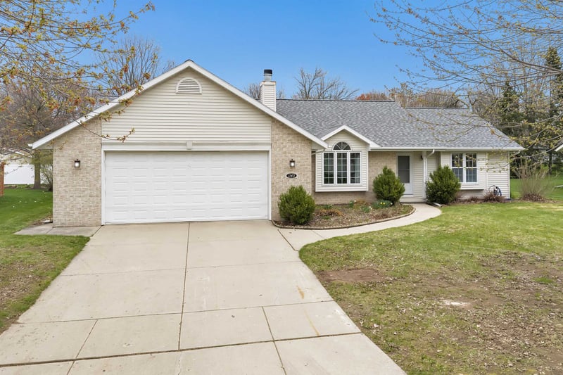 1145 Tara Marie Ln, Green Bay, WI 54303