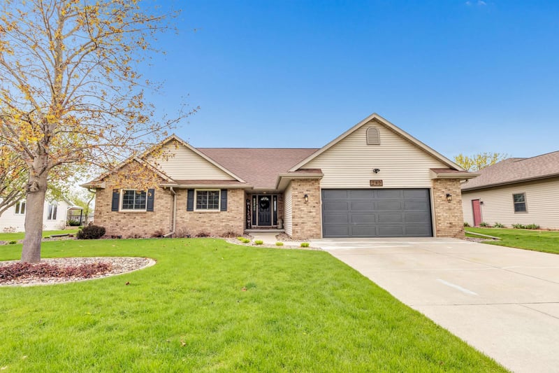 240 Alison Ct, Wrightstown, WI 54180-1170