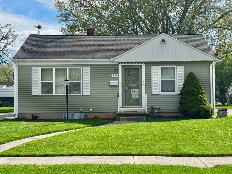 959 Waverly Pl, Green Bay, WI 54304-9999