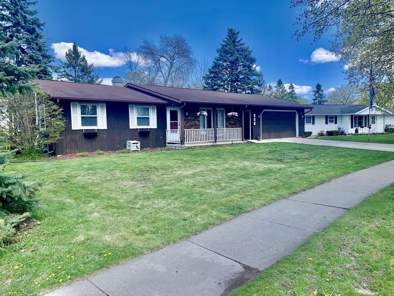 382 9th St, De Pere, WI 54115-1327
