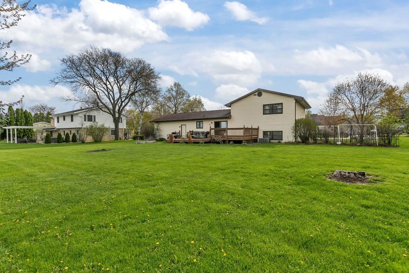 1709 Lake Breeze Rd, Oshkosh, WI 54904