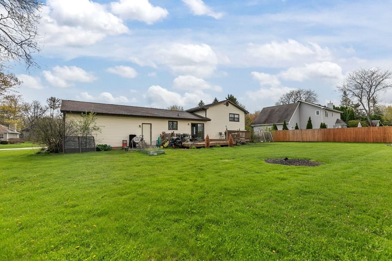 1709 Lake Breeze Rd, Oshkosh, WI 54904