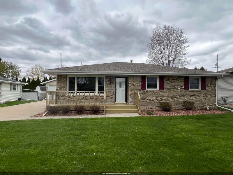 512 Jeffery St, Combined Locks, WI 54113-1304