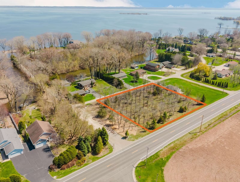 Lee Harbor Ln, Oshkosh, WI 54902