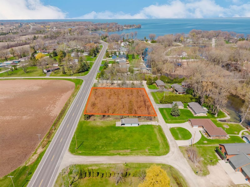Lee Harbor Ln, Oshkosh, WI 54902