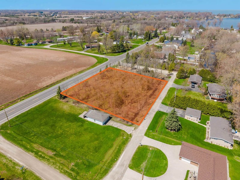 Lee Harbor Ln, Oshkosh, WI 54902