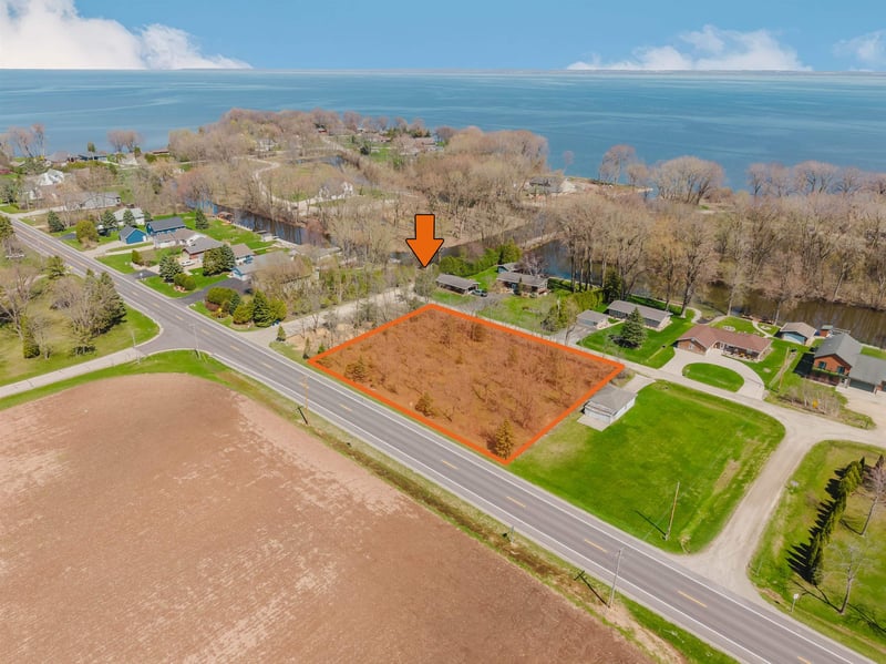 Lee Harbor Ln, Oshkosh, WI 54902