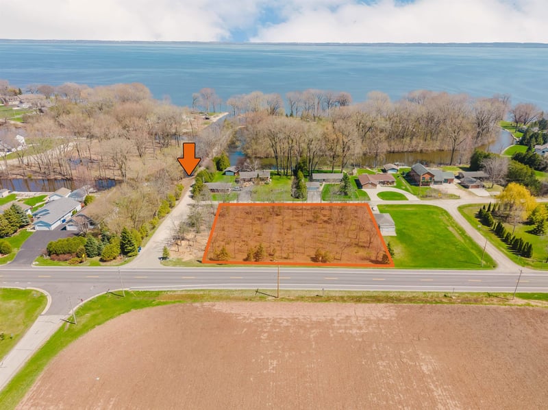 Lee Harbor Ln, Oshkosh, WI 54902