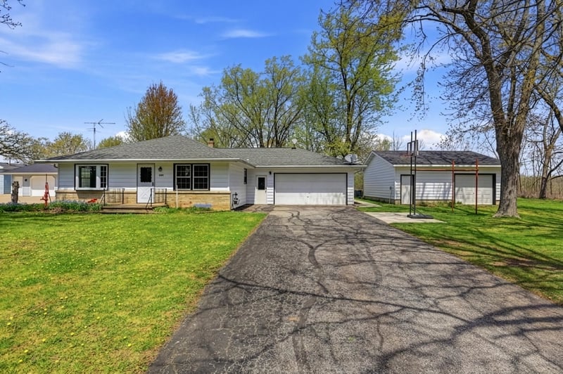 3288 Oakridge Rd, Neenah, WI 54956