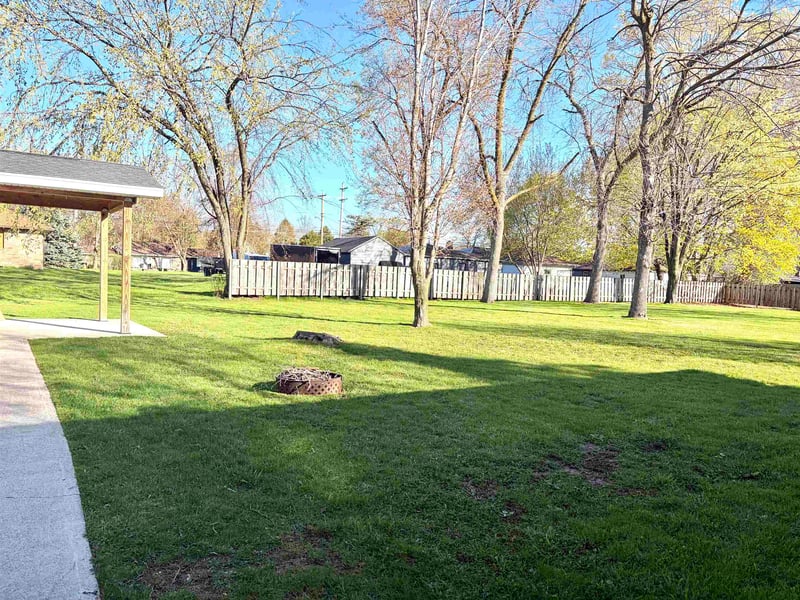 916 London St, Menasha, WI 54952-1933