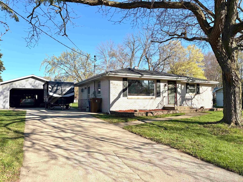 916 London St, Menasha, WI 54952-1933
