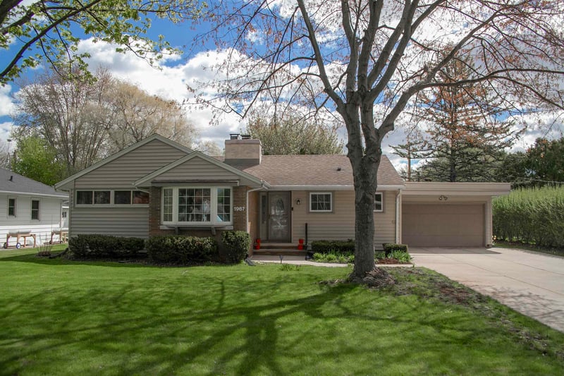 1967 Palisades Dr, Appleton, WI 54915-1024
