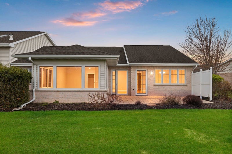 1633 Twin Lakes Cir, Green Bay, WI 54311-5671