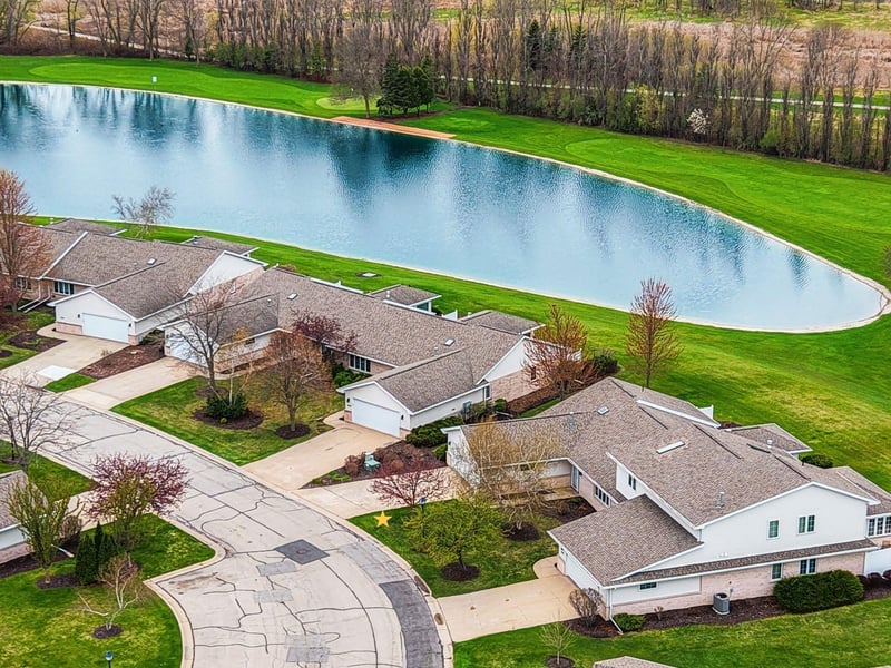 1633 Twin Lakes Cir, Green Bay, WI 54311-5671