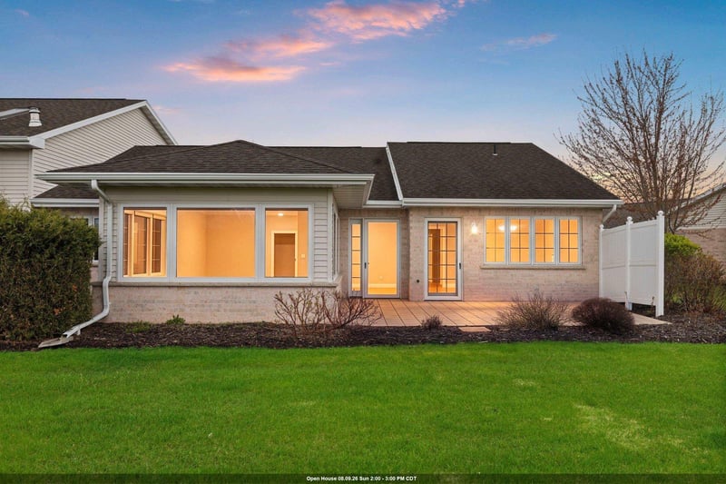 1633 Twin Lakes Cir, Green Bay, WI 54311-5671