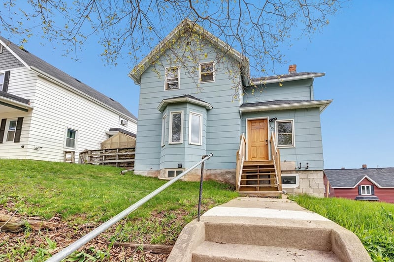 206 4th St, Kaukauna, WI 54130