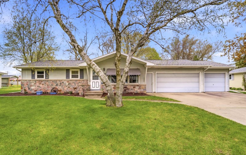 920 London St, Menasha, WI 54952