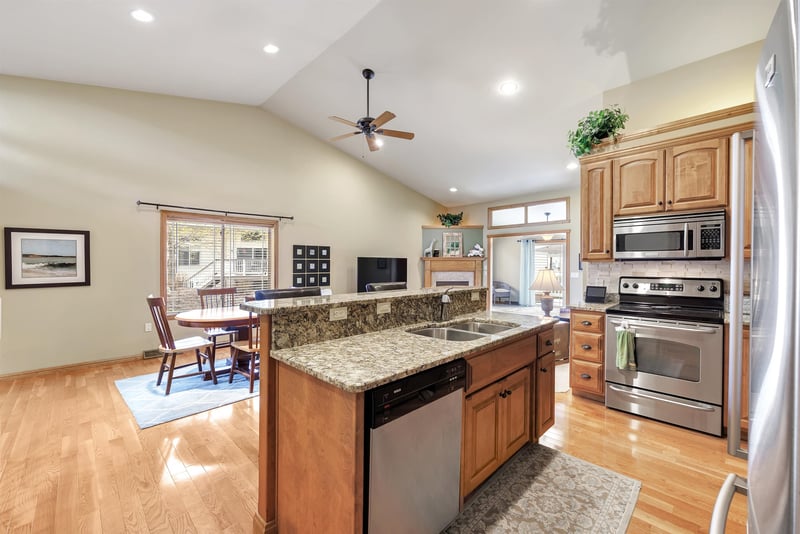 1241 Prairie Falcon Trl, Green Bay, WI 54313-7177