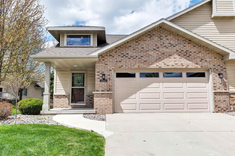 1241 Prairie Falcon Trl, Green Bay, WI 54313-7177
