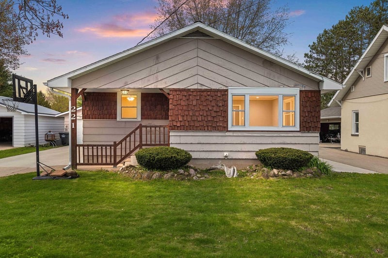 221 River Hts, Shawano, WI 54166