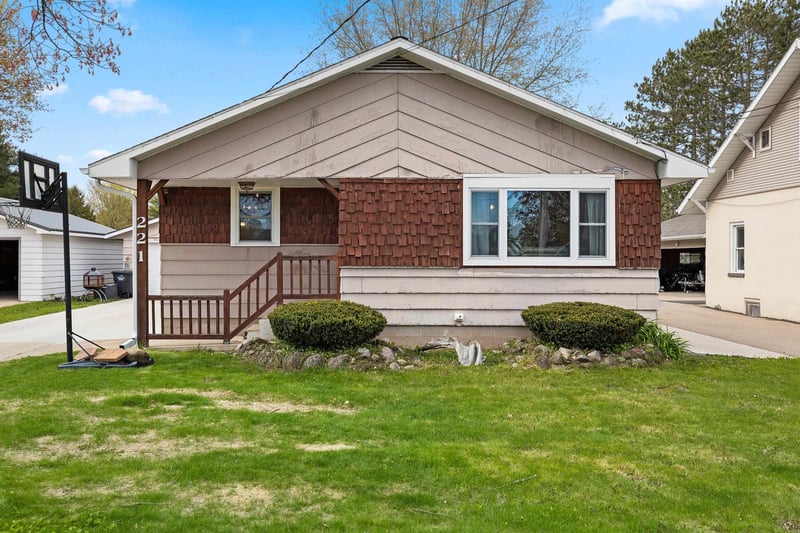 221 River Hts, Shawano, WI 54166