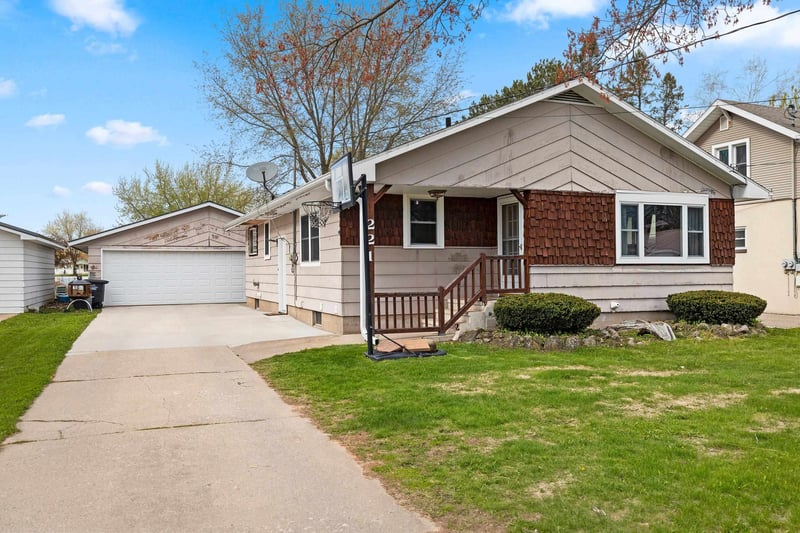 221 River Hts, Shawano, WI 54166