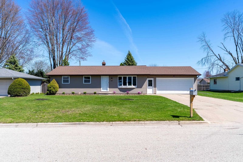 838 Marydale Dr, Green Bay, WI 54313-6922