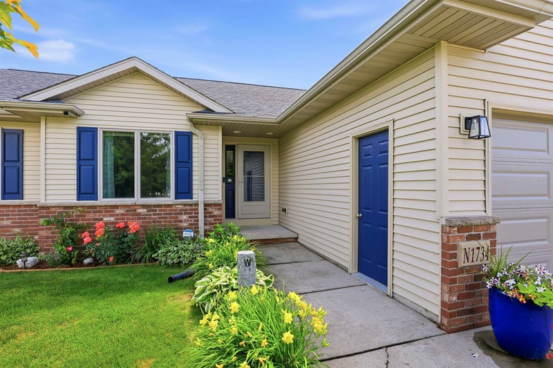 N1734 Hot Springs Ct, Greenville, WI 54942