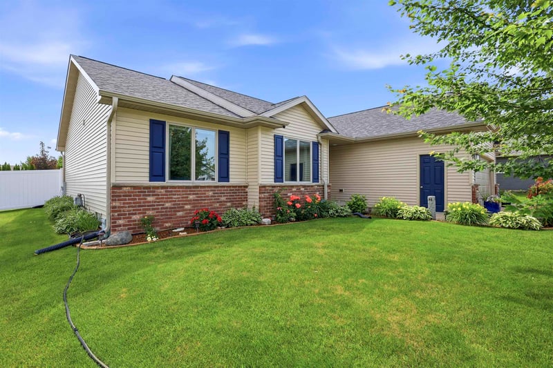 N1734 Hot Springs Ct, Greenville, WI 54942