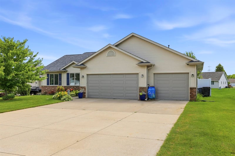 N1734 Hot Springs Ct, Greenville, WI 54942