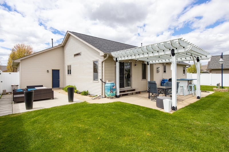 N1734 Hot Springs Ct, Greenville, WI 54942