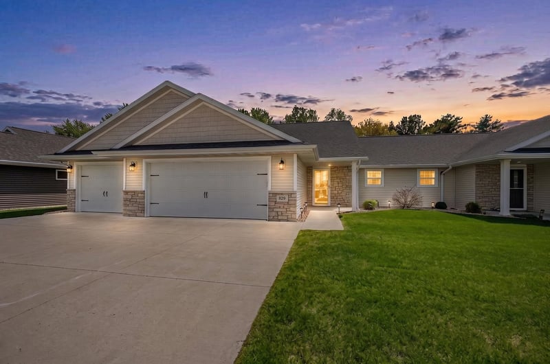 829 Sharon Ln, Pulaski, WI 54162