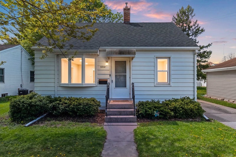 1715 Delaware St, Oshkosh, WI 54902-6726