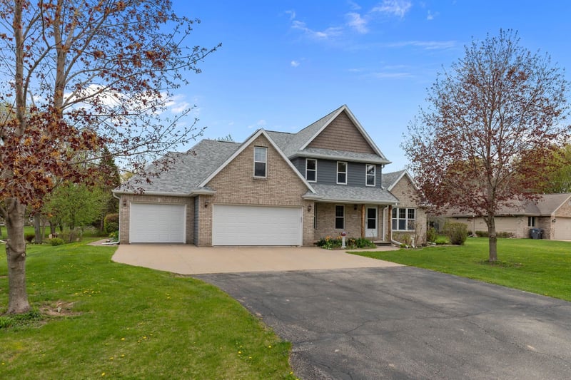 W6173 Long Ct, Appleton, WI 54914