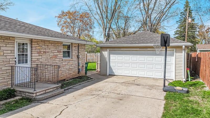 801 Bomier St, De Pere, WI 54115