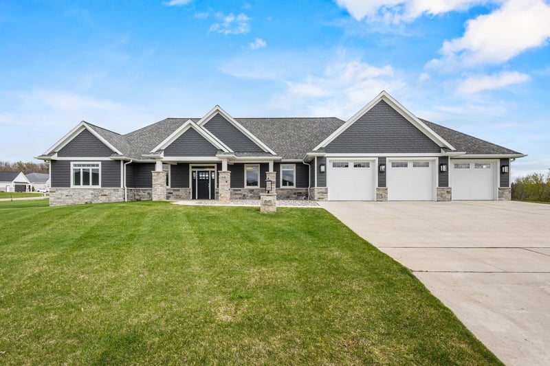 2685 Creekwood Cir, Green Bay, WI 54311