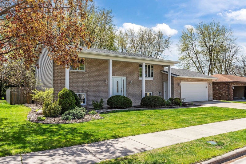 707 Pierce Ave, Little Chute, WI 54140