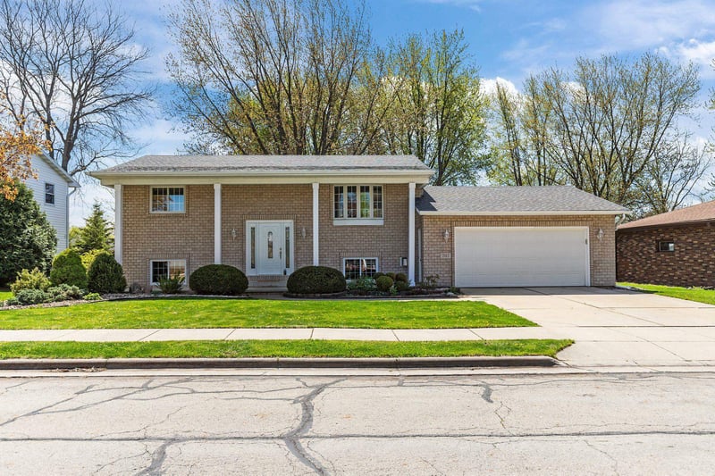 707 Pierce Ave, Little Chute, WI 54140