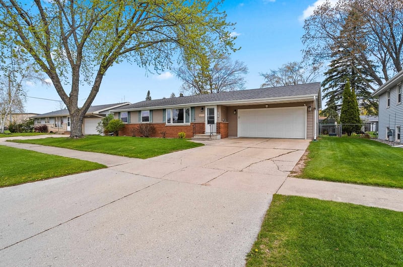 1870 Gary Ln, Green Bay, WI 54303